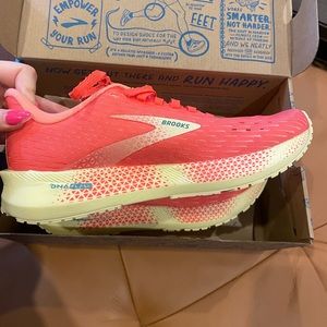 Brand new brooks tennis shoes! Size 6.5, new in box. 🧡🧡
